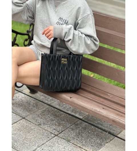 미우미우 24SS 신상 마테라쎄 나파 레더 토트백 (매장판) 국내배송