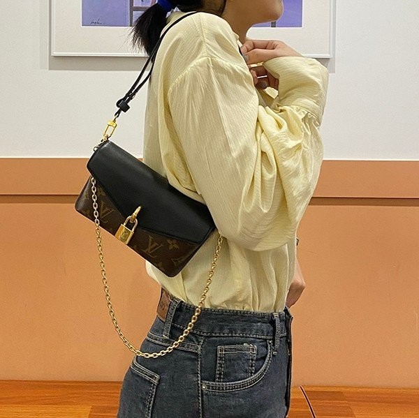 루이비통 패드락 온 스트랩 국내배송