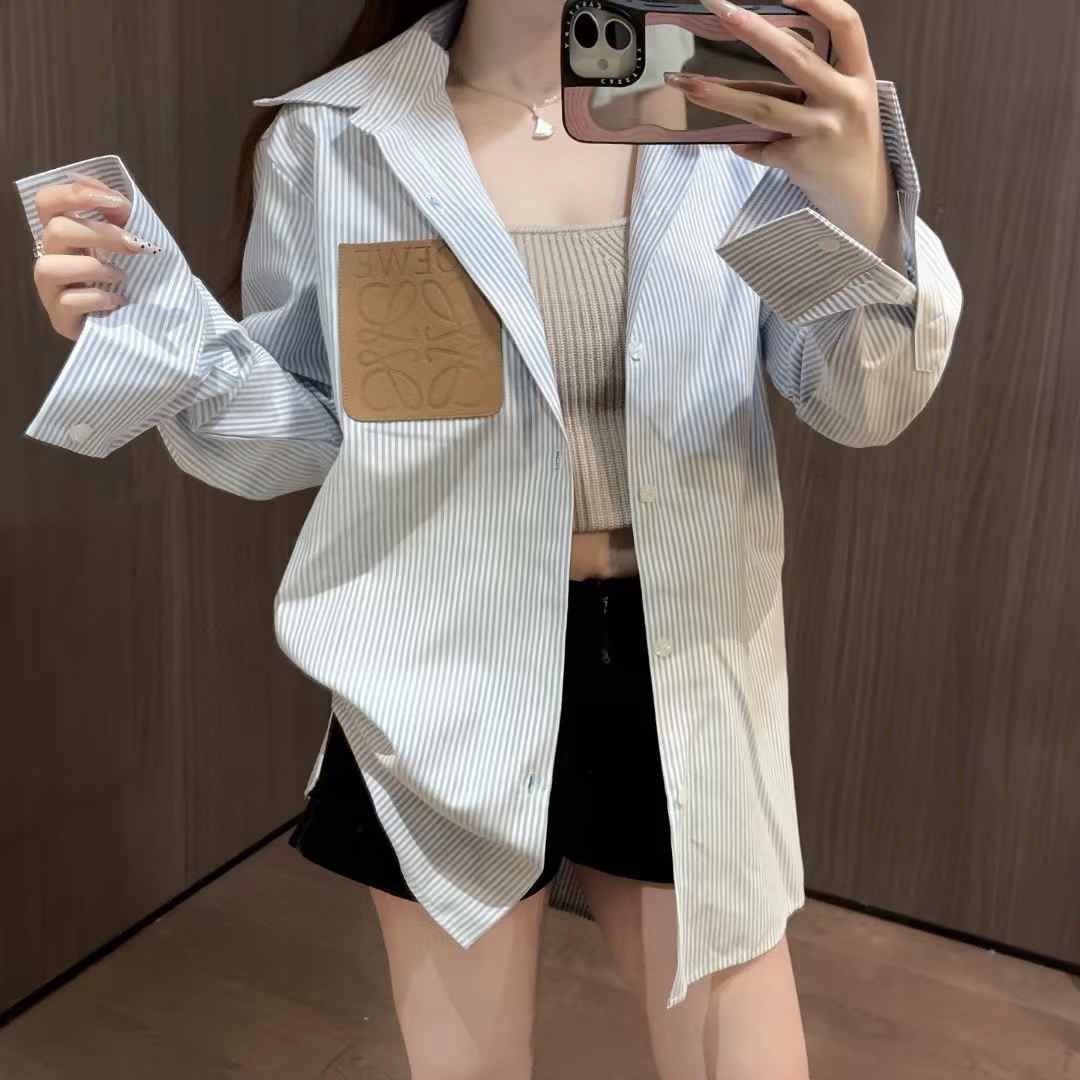 로에베  아나그램 패치 스트라이프 셔츠 입고 국내배송