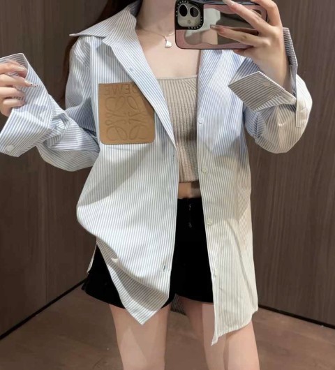 로에베  아나그램 패치 스트라이프 셔츠 입고 국내배송